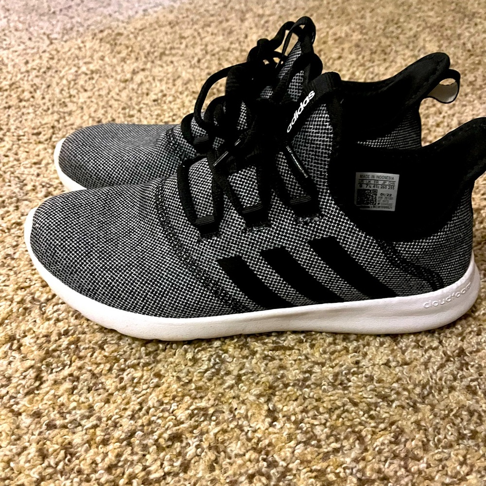 Like New! Adidas Cloudfoam, size 9